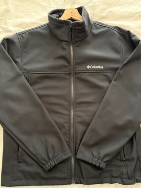 Columbia Men's Black Performance Softshell Jacket